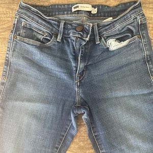 Gently used mid rise skinny Levi’s in medium wash